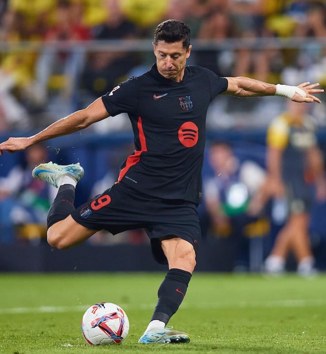 切尔西轻取日本，莱万惊艳四座